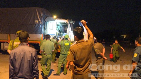 Phạt ma men tông xe công an, cố thủ trong xe 23 triệu đồng