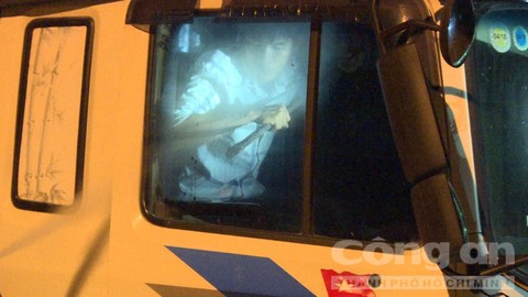 Phạt ma men tông xe công an, cố thủ trong xe 23 triệu đồng