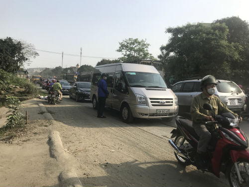 Nhóm thanh niên lạ mặt phân luồng cho xe tải chở đất, gây ách tắc đường mòn Hồ Chí Minh Nhóm thanh niên lạ mặt phân luồng cho xe tải chở đất, gây ách tắc đường mòn Hồ Chí Minh