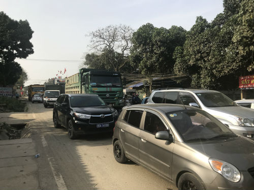 Nhóm thanh niên lạ mặt phân luồng cho xe tải chở đất, gây ách tắc đường mòn Hồ Chí Minh Nhóm thanh niên lạ mặt phân luồng cho xe tải chở đất, gây ách tắc đường mòn Hồ Chí Minh