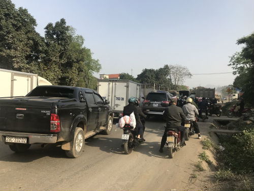 Nhóm thanh niên lạ mặt phân luồng cho xe tải chở đất, gây ách tắc đường mòn Hồ Chí Minh