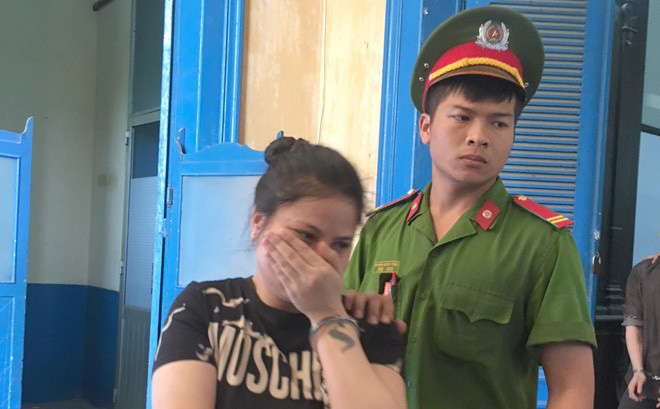 Người phụ nữ một mình vượt biên vác thuê 3 kg ma túy đá