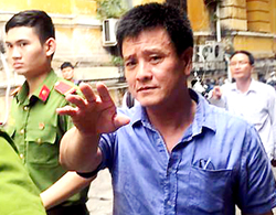 Cán bộ hải quan TP HCM nhận hơn 60 phong bì lĩnh 12 năm tù