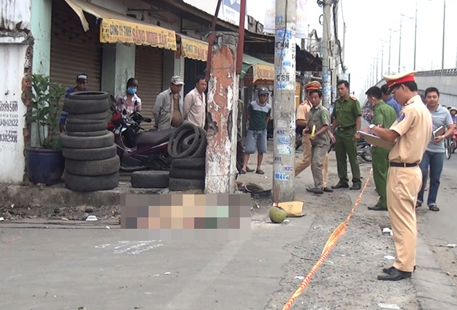 Người đàn ông gục chết trên vũng máu ven quốc lộ 1
