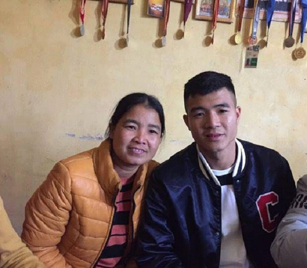 Nhận thưởng 1,5 tỷ đồng, tiền đạo Hà Đức Chinh xây nhà cho mẹ