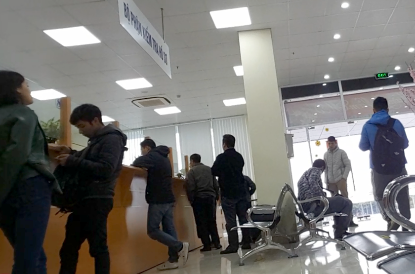 Nườm nượp cảnh kẹp tiền, đưa - nhận tại Hải quan Hải Phòng