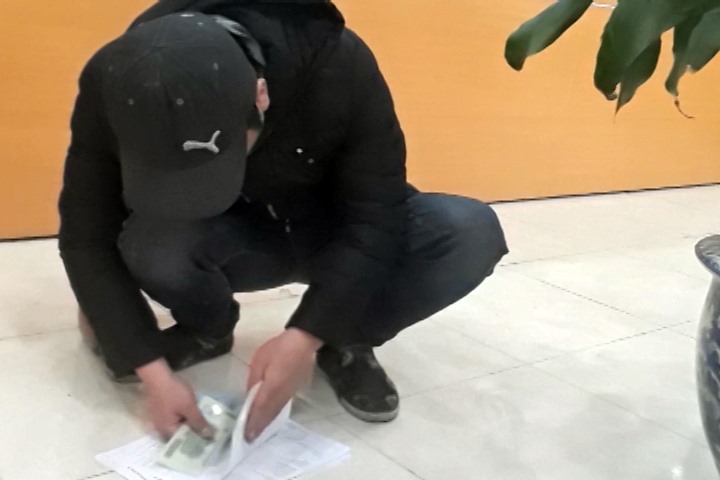 Nườm nượp cảnh kẹp tiền, đưa - nhận tại Hải quan Hải Phòng