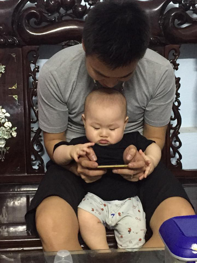 Thay bỉm, ru ngủ, chơi cùng con và 1.001 hình ảnh đáng yêu chứng minh bố là tất cả của các nhóc tì