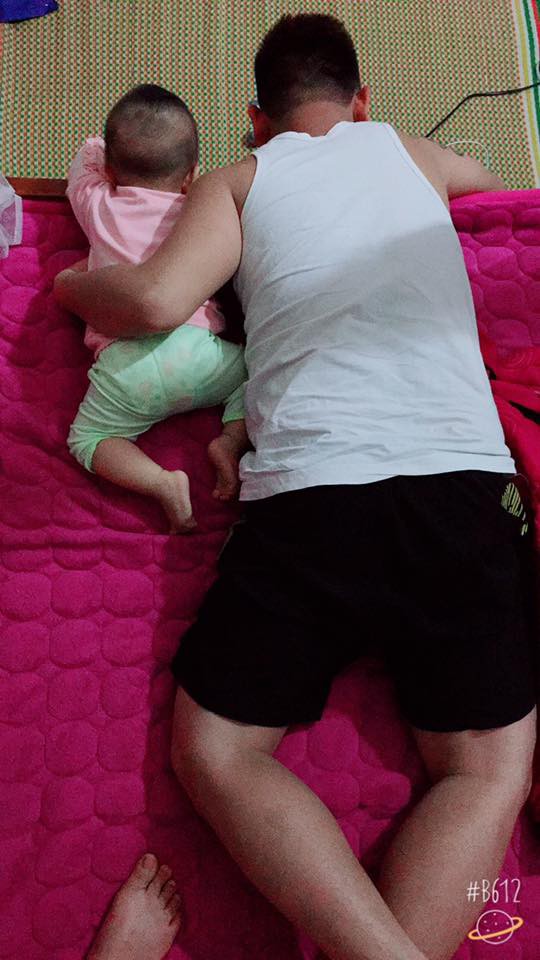 Thay bỉm, ru ngủ, chơi cùng con và 1.001 hình ảnh đáng yêu chứng minh bố là tất cả của các nhóc tì