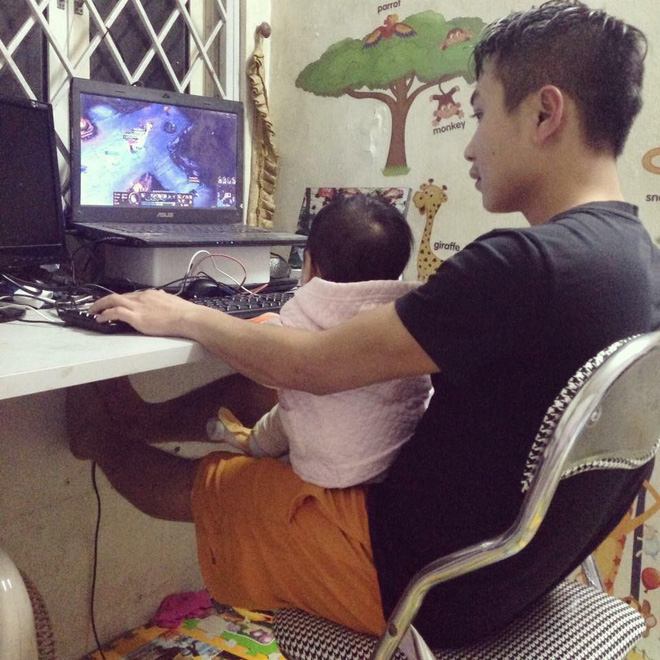 Thay bỉm, ru ngủ, chơi cùng con và 1.001 hình ảnh đáng yêu chứng minh bố là tất cả của các nhóc tì