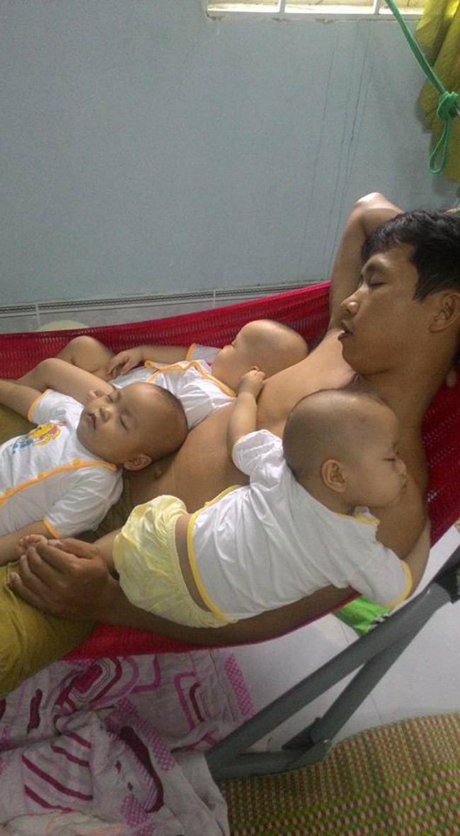 Thay bỉm, ru ngủ, chơi cùng con và 1.001 hình ảnh đáng yêu chứng minh bố là tất cả của các nhóc tì Thay bỉm, ru ngủ, chơi cùng con và 1.001 hình ảnh đáng yêu chứng minh bố là tất cả của các nhóc tì