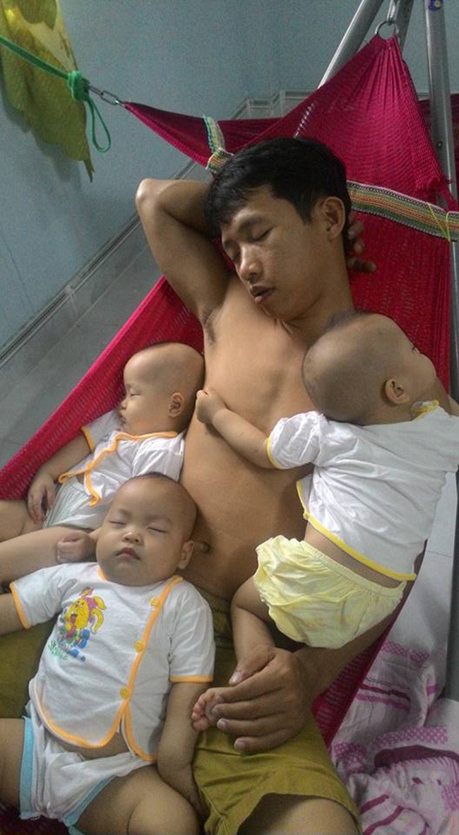 Thay bỉm, ru ngủ, chơi cùng con và 1.001 hình ảnh đáng yêu chứng minh bố là tất cả của các nhóc tì