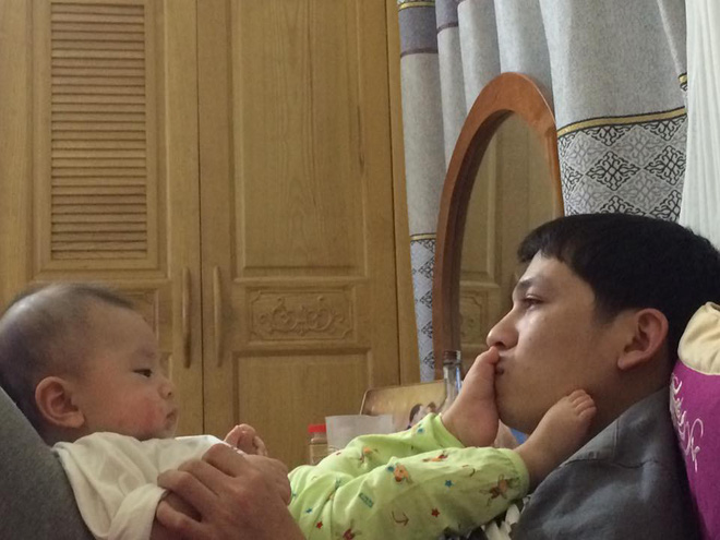 Thay bỉm, ru ngủ, chơi cùng con và 1.001 hình ảnh đáng yêu chứng minh bố là tất cả của các nhóc tì