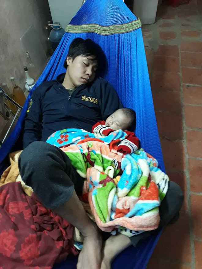 Thay bỉm, ru ngủ, chơi cùng con và 1.001 hình ảnh đáng yêu chứng minh bố là tất cả của các nhóc tì