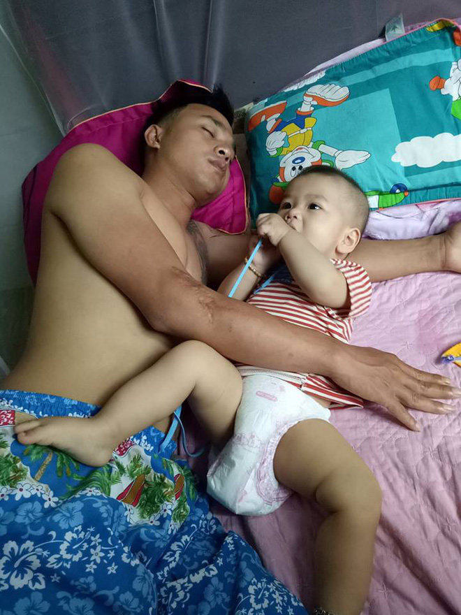 Thay bỉm, ru ngủ, chơi cùng con và 1.001 hình ảnh đáng yêu chứng minh bố là tất cả của các nhóc tì