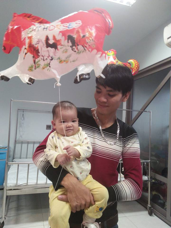 Thay bỉm, ru ngủ, chơi cùng con và 1.001 hình ảnh đáng yêu chứng minh bố là tất cả của các nhóc tì