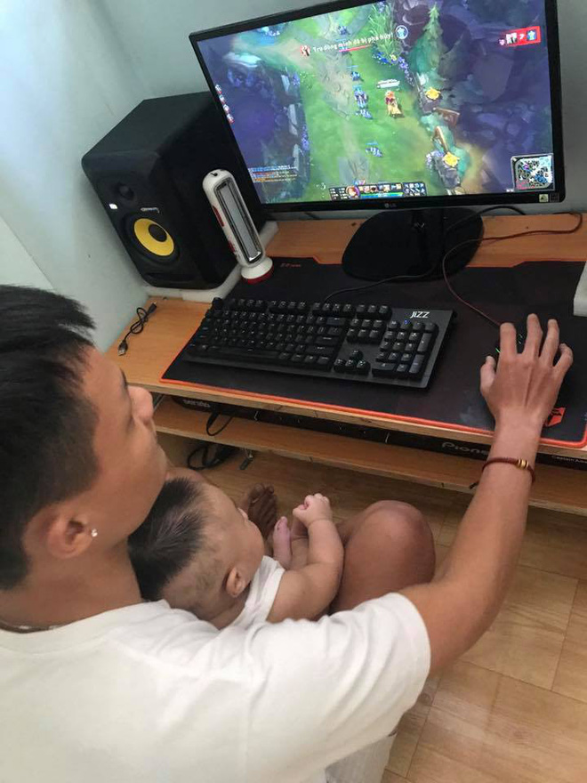 Thay bỉm, ru ngủ, chơi cùng con và 1.001 hình ảnh đáng yêu chứng minh bố là tất cả của các nhóc tì