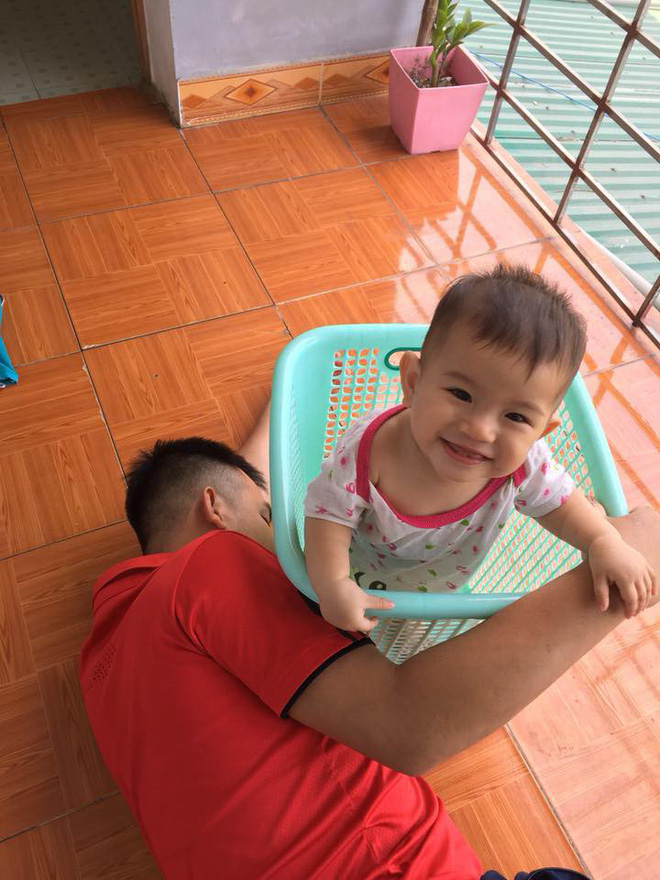 Thay bỉm, ru ngủ, chơi cùng con và 1.001 hình ảnh đáng yêu chứng minh bố là tất cả của các nhóc tì