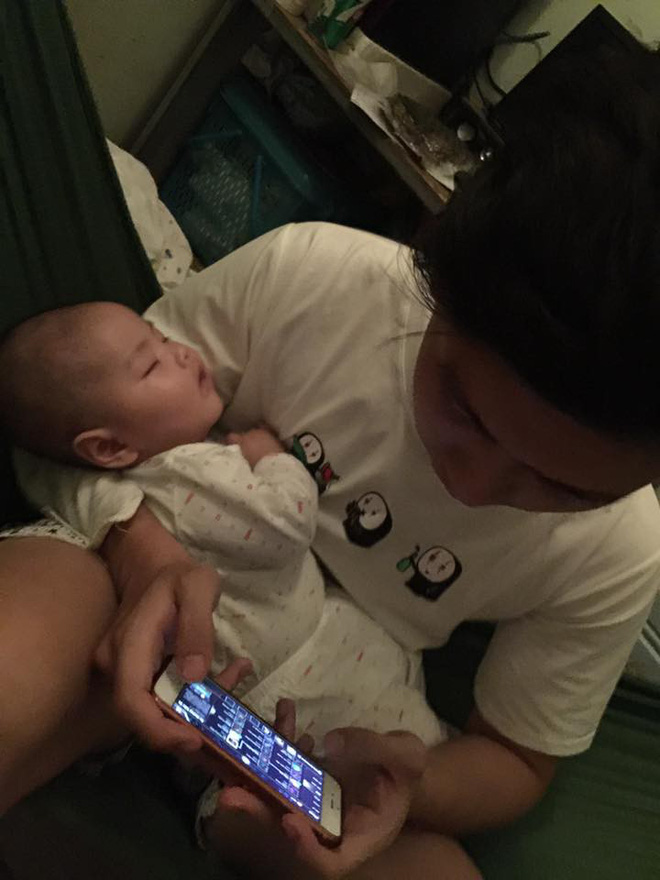 Thay bỉm, ru ngủ, chơi cùng con và 1.001 hình ảnh đáng yêu chứng minh bố là tất cả của các nhóc tì