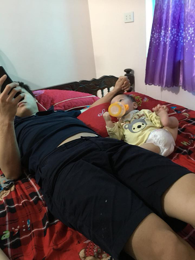 Thay bỉm, ru ngủ, chơi cùng con và 1.001 hình ảnh đáng yêu chứng minh bố là tất cả của các nhóc tì