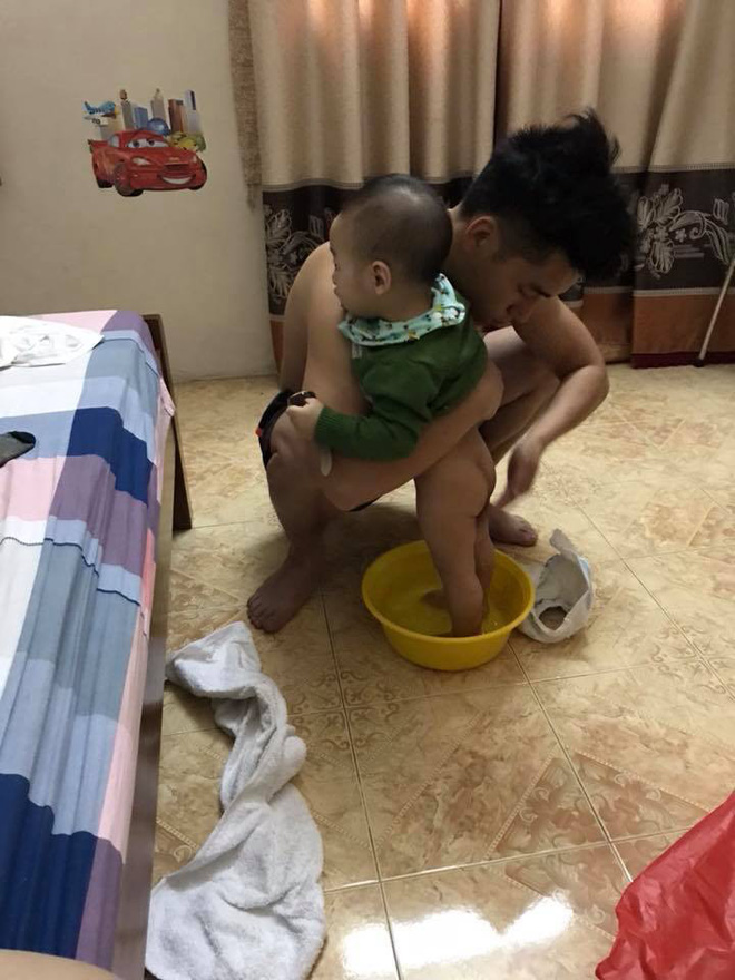 Thay bỉm, ru ngủ, chơi cùng con và 1.001 hình ảnh đáng yêu chứng minh bố là tất cả của các nhóc tì