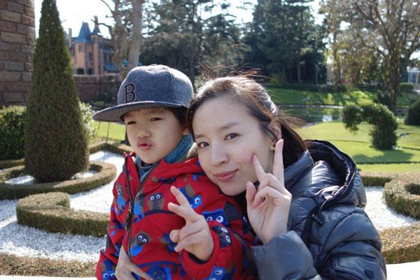 Một mình nuôi con, Chúc Anh Đài Đổng Khiết sống dựa vào gia đình bố mẹ đẻ