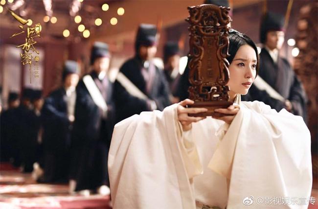 Một mình nuôi con, Chúc Anh Đài Đổng Khiết sống dựa vào gia đình bố mẹ đẻ