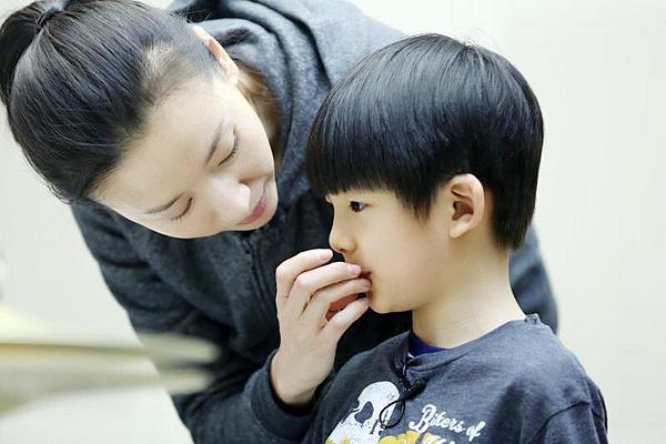 Một mình nuôi con, Chúc Anh Đài Đổng Khiết sống dựa vào gia đình bố mẹ đẻ