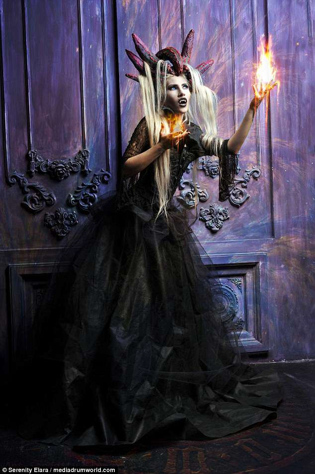 9X dành hàng giờ mỗi ngày hóa thân thành búp bê sống