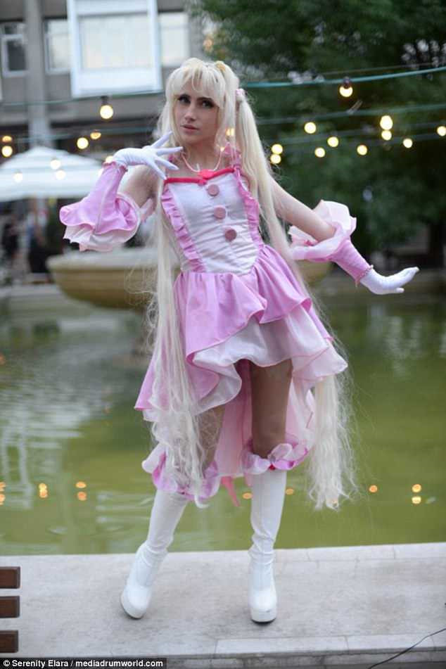 9X dành hàng giờ mỗi ngày hóa thân thành búp bê sống