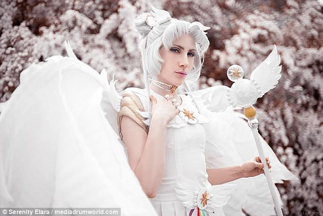 9X dành hàng giờ mỗi ngày hóa thân thành búp bê sống