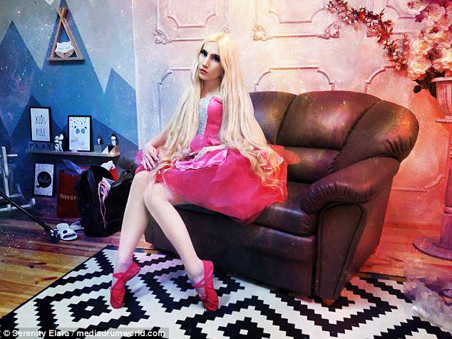 9X dành hàng giờ mỗi ngày hóa thân thành búp bê sống