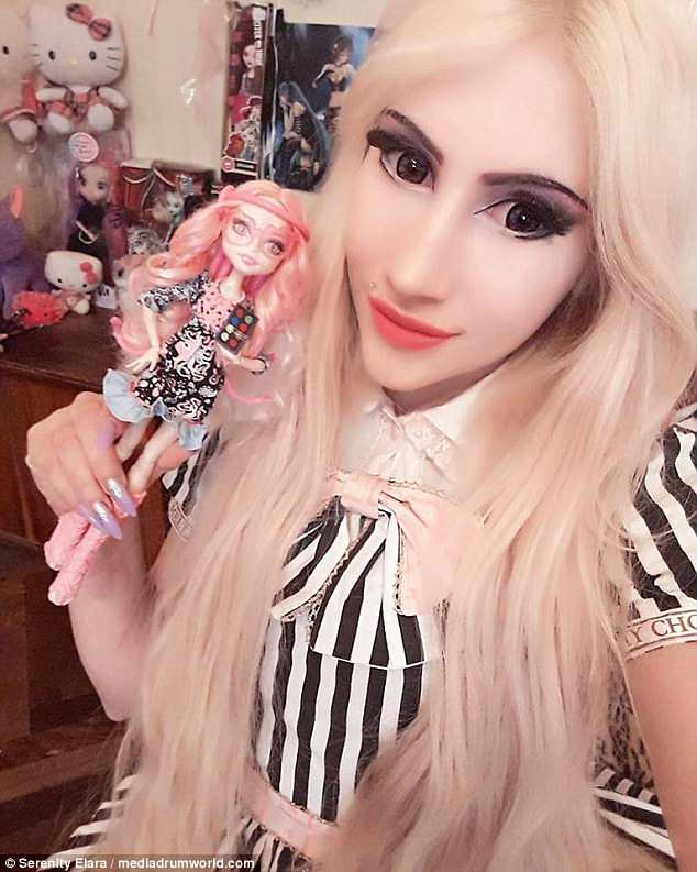 9X dành hàng giờ mỗi ngày hóa thân thành búp bê sống