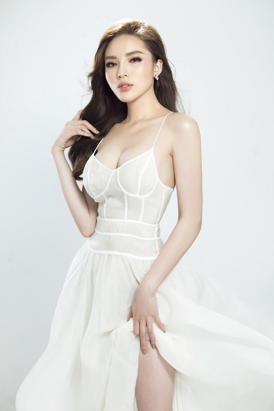 Mỹ nhân Việt hâm nóng mốt trang phục khoe khoảng hở táo bạo