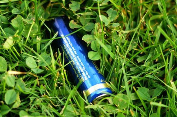 Bỏ ngay thói quen vứt pin đã hết vào thùng rác nếu không muốn hại cả gia đình