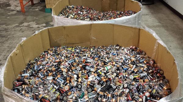 Bỏ ngay thói quen vứt pin đã hết vào thùng rác nếu không muốn hại cả gia đình