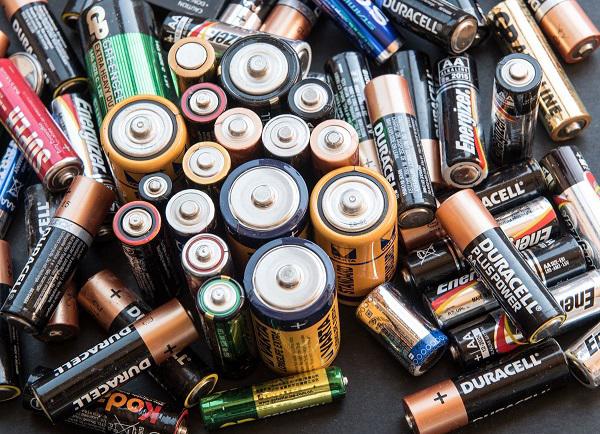Bỏ ngay thói quen vứt pin đã hết vào thùng rác nếu không muốn hại cả gia đình