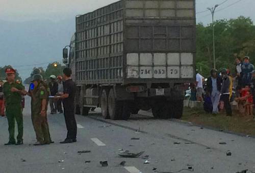 Xe máy đâm xe tải, hai thanh niên tử vong