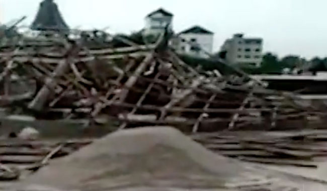 Tòa tháp 23 tầng ở Trung Quốc đổ sụp chỉ sau một cơn gió