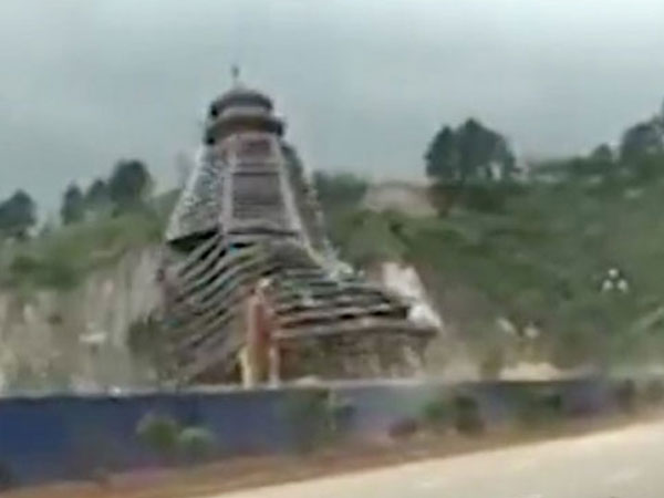 Tòa tháp 23 tầng ở Trung Quốc đổ sụp chỉ sau một cơn gió