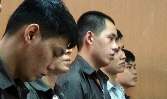 Tướng cướp ngất xỉu khi nghe tuyên án tử hình