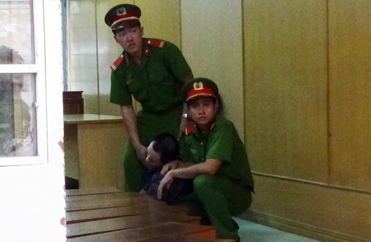 Tướng cướp ngất xỉu khi nghe tuyên án tử hình