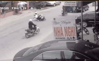 Vụ tài xế xe tải đánh lái cứu 2 nữ sinh: Chủ xe 7 chỗ không chịu thỏa thuận bồi thường, yêu cầu giải quyết theo pháp luật Vụ tài xế xe tải đánh lái cứu 2 nữ sinh: Chủ xe 7 chỗ không chịu thỏa thuận bồi thường, yêu cầu giải quyết theo pháp luật