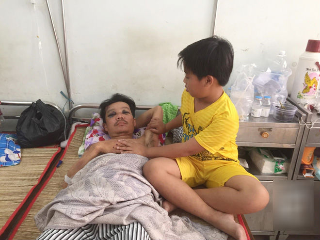 Mẹ bỏ đi lấy chồng, bé trai 12 tuổi nghỉ học vào bệnh viện chăm cha khờ bị tai nạn mà không có tiền cứu chữa