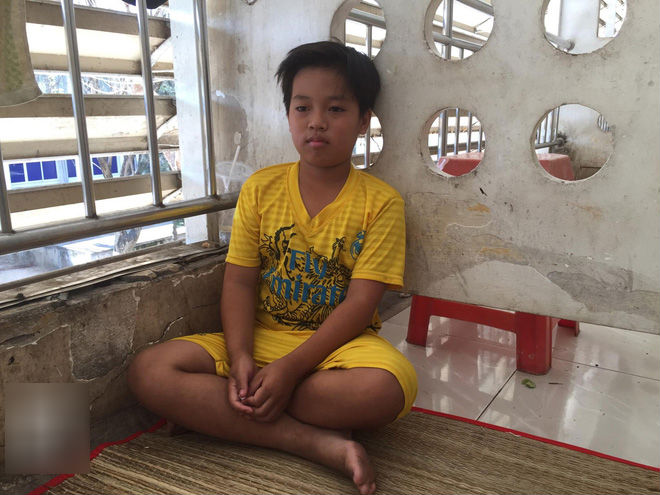 Mẹ bỏ đi lấy chồng, bé trai 12 tuổi nghỉ học vào bệnh viện chăm cha khờ bị tai nạn mà không có tiền cứu chữa