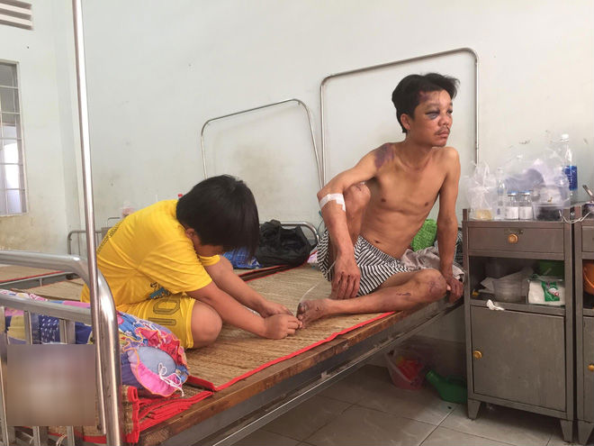 Mẹ bỏ đi lấy chồng, bé trai 12 tuổi nghỉ học vào bệnh viện chăm cha khờ bị tai nạn mà không có tiền cứu chữa