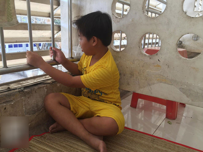 Mẹ bỏ đi lấy chồng, bé trai 12 tuổi nghỉ học vào bệnh viện chăm cha khờ bị tai nạn mà không có tiền cứu chữa