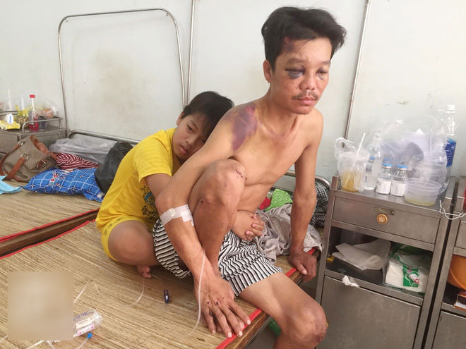 Mẹ bỏ đi lấy chồng, bé trai 12 tuổi nghỉ học vào bệnh viện chăm cha khờ bị tai nạn mà không có tiền cứu chữa