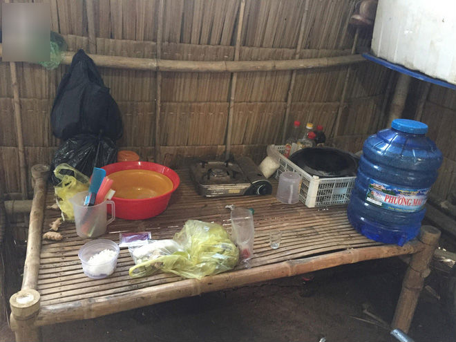 Mẹ bỏ đi lấy chồng, bé trai 12 tuổi nghỉ học vào bệnh viện chăm cha khờ bị tai nạn mà không có tiền cứu chữa