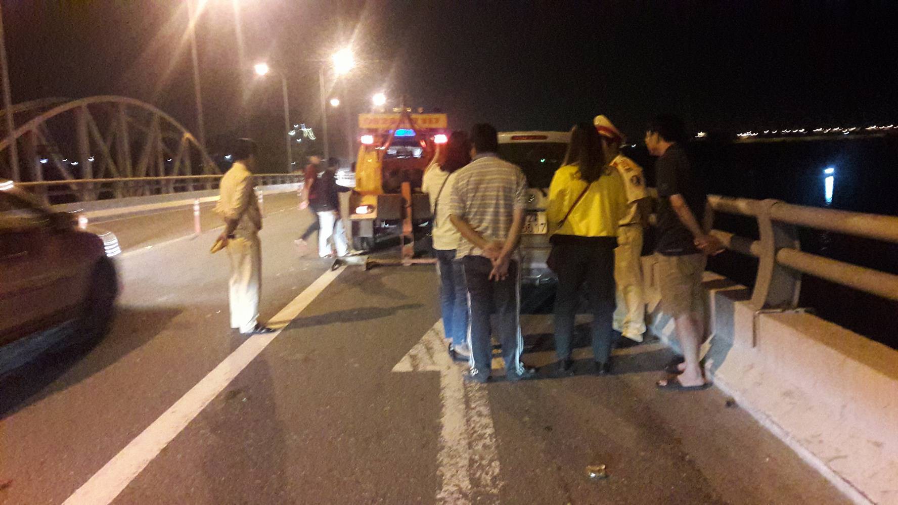 Chồng say rượu lái ô tô, vợ nhảy ra ngoài thoát chết rồi tá hỏa hay tin chồng vứt lại xe, nhảy cầu tự tử